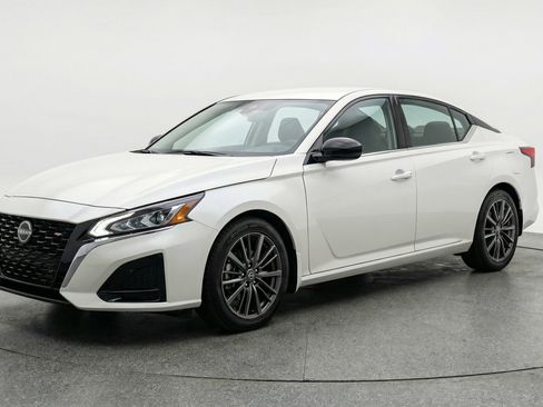 Used 2025 Nissan Altima 2.5 SV image 3