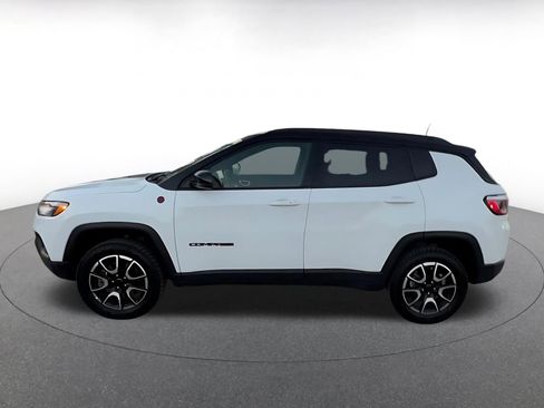 Used 2025 Jeep Compass Trailhawk image 9