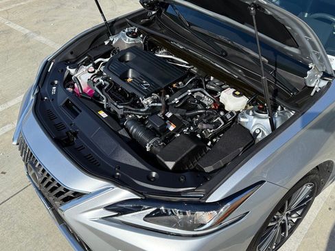 Certified 2025 Lexus ES 300h w/ Premium Package image 6