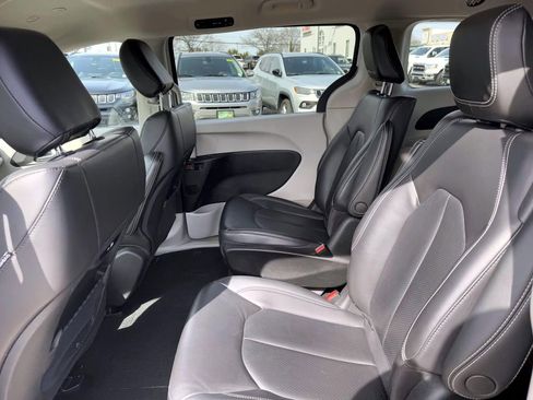 Certified 2023 Chrysler Pacifica Touring-L image 12