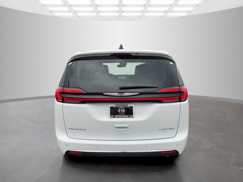 Used 2024 Chrysler Pacifica Limited FWD image 5