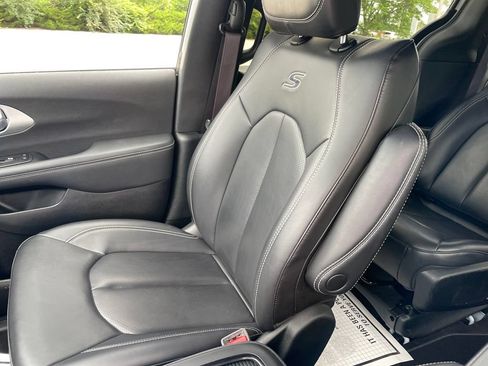 Used 2024 Chrysler Pacifica Limited FWD image 17