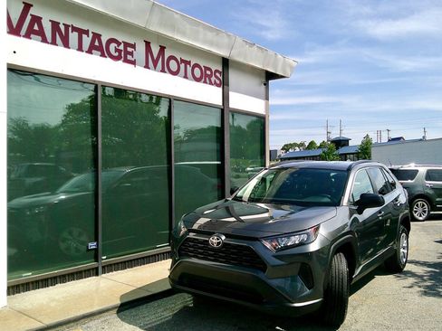 Used 2021 Toyota RAV4 LE FWD image 1