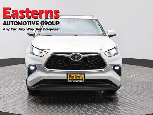 Used 2021 Toyota Highlander XLE AWD/4WD image 2