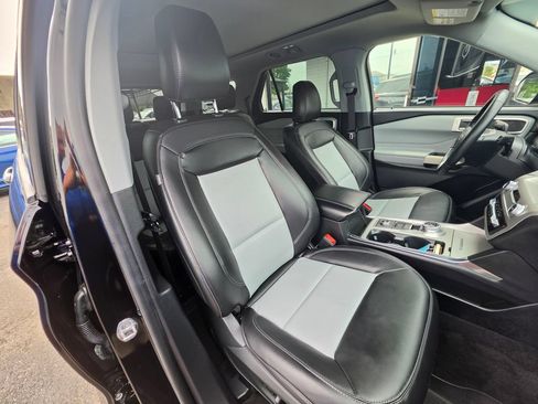 Used 2022 Ford Explorer XLT w/ Equipment Group 202A AWD/4WD image 3