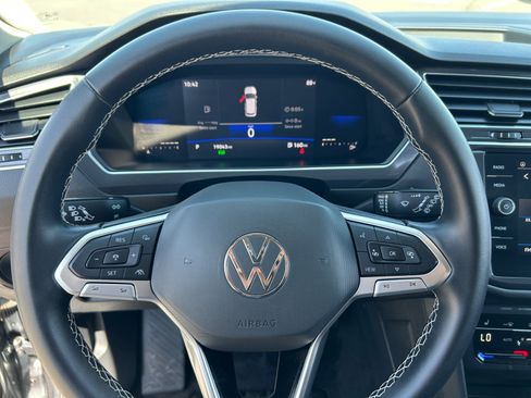 Certified 2022 Volkswagen Tiguan SE image 9
