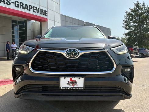 Used 2023 Toyota Highlander Limited FWD image 3