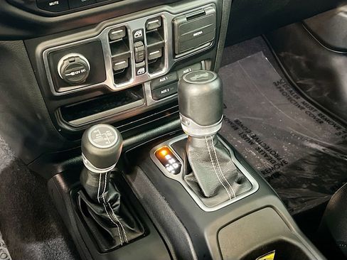 Used 2023 Jeep Wrangler Unlimited Sahara AWD/4WD image 17