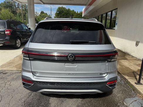 Used 2025 Volkswagen Taos SE AWD/4WD image 9