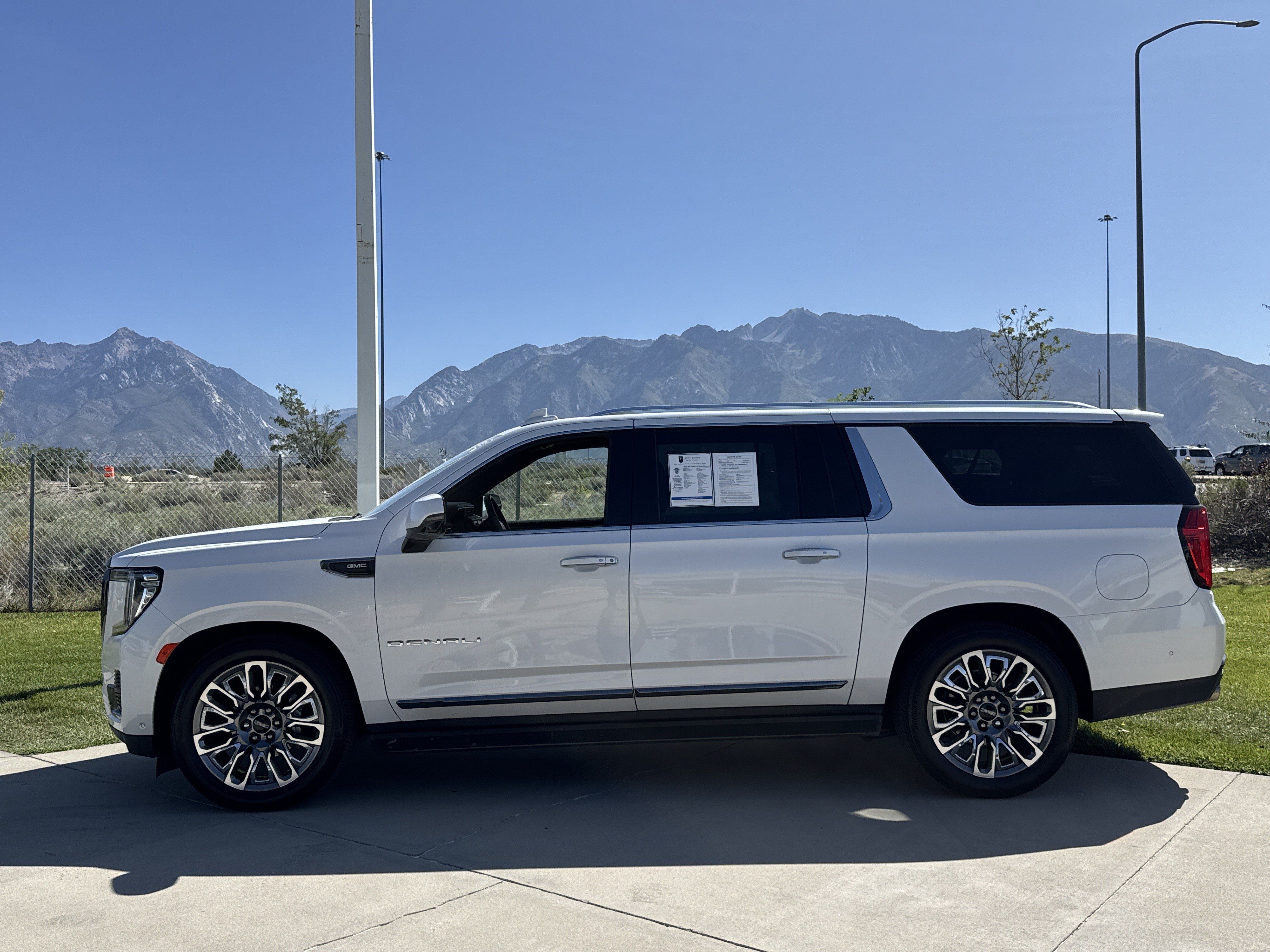 Used 2023 GMC Yukon XL Denali Ultimate AWD/4WD image 2
