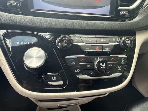 Used 2024 Chrysler Pacifica Touring-L FWD image 27