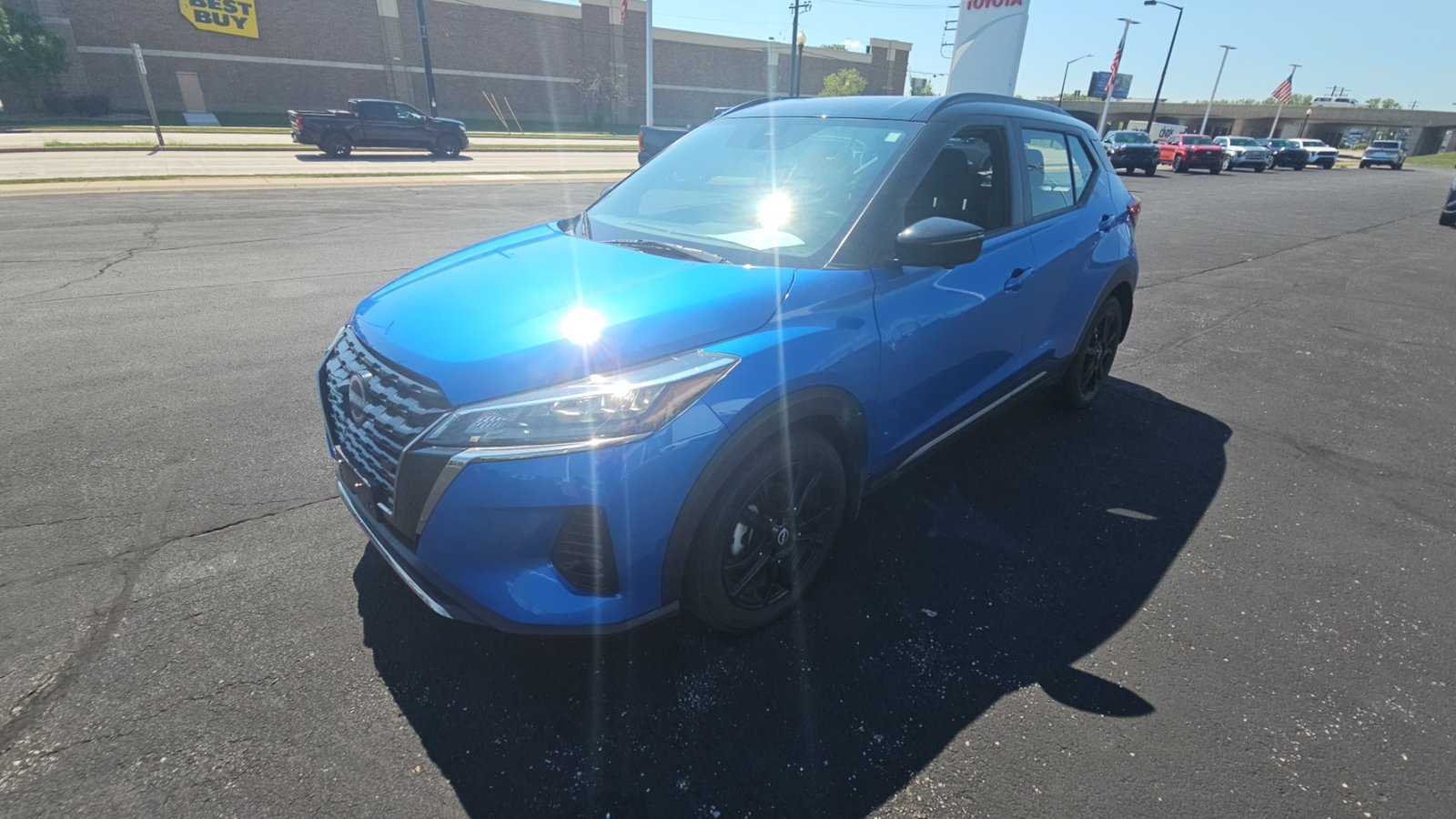 Used 2023 Nissan Kicks SR FWD image 7