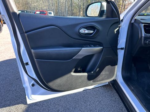 Used 2021 Jeep Cherokee Latitude Plus image 16