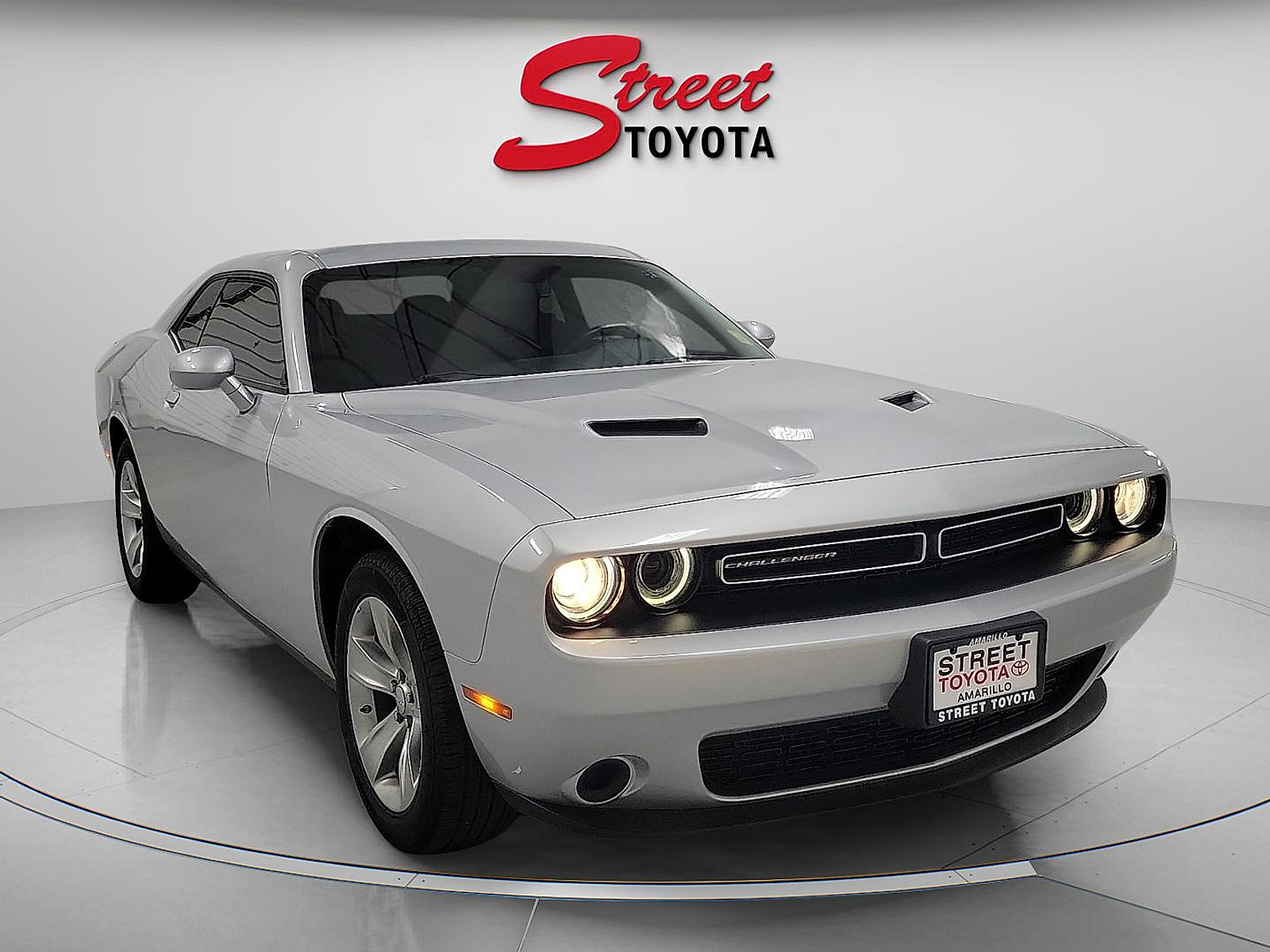 Used 2022 Dodge Challenger SXT RWD image 5