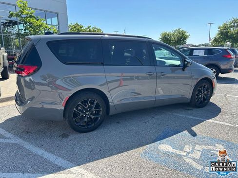 Used 2025 Chrysler Pacifica Limited AWD/4WD image 24