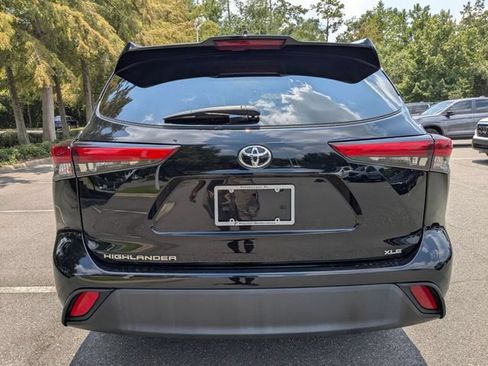 Used 2022 Toyota Highlander XLE FWD image 9