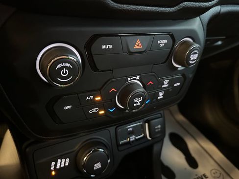 Used 2018 Jeep Renegade Altitude w/ UConnect 8.4 Nav Group AWD/4WD image 15