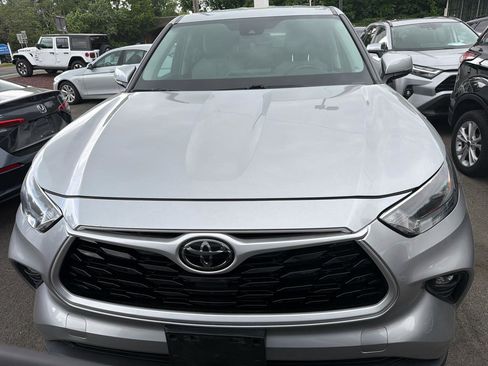 Used 2022 Toyota Highlander LE AWD/4WD image 2