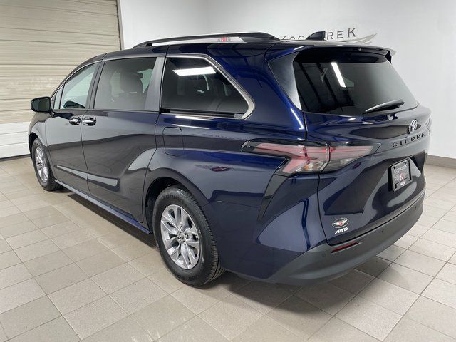 Used 2024 Toyota Sienna XLE w/ XLE Plus Package AWD/4WD image 4