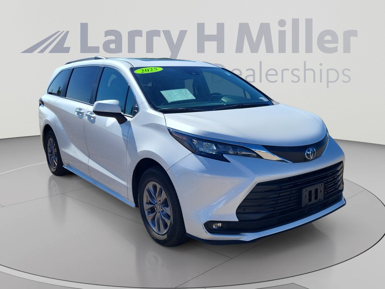 Used 2025 Toyota Sienna XLE FWD image 7