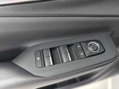 Used 2025 Toyota Prius Plug-In Hybrid FWD image 15