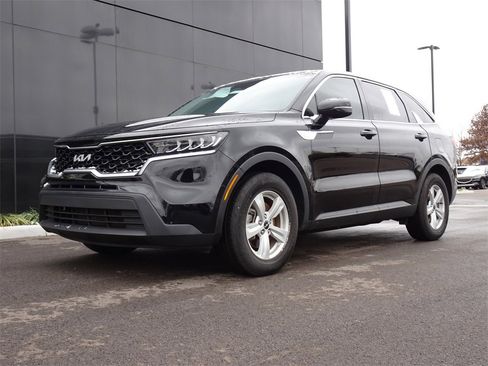 Used 2023 Kia Sorento LX image 2