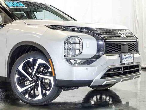 Used 2024 Mitsubishi Outlander SE AWD/4WD image 3