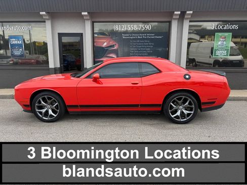 Used 2017 Dodge Challenger SXT w/ Driver Convenience Group RWD image 1