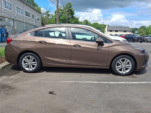 Used 2019 Chevrolet Cruze LT w/ Convenience Package FWD image 6