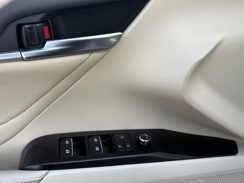 Used 2018 Toyota Camry XLE image 17