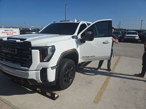 Used 2025 GMC Sierra 2500 AT4 AWD/4WD image 1