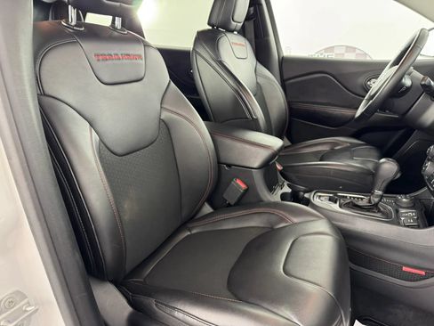 Used 2019 Jeep Cherokee Trailhawk w/ Cold Weather Group AWD/4WD image 33