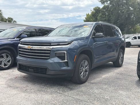 Used 2026 Chevrolet Traverse LT FWD image 3