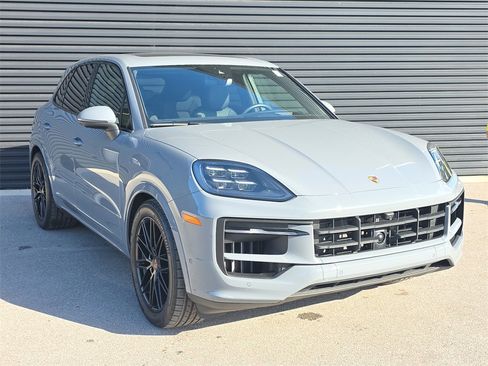 Used 2025 Porsche Cayenne image 9