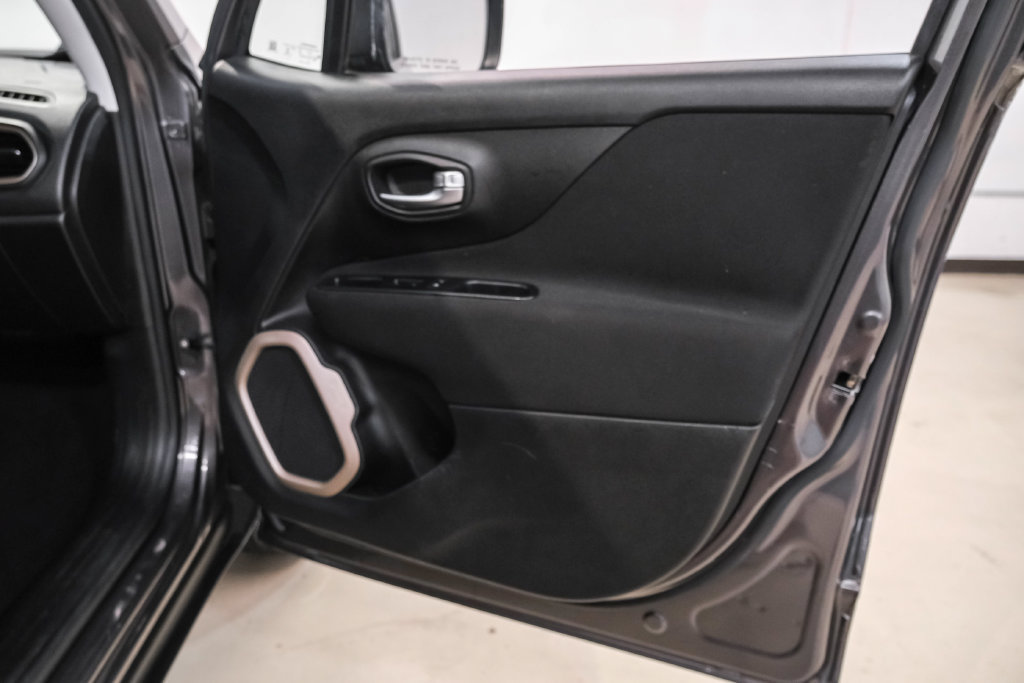 Used 2017 Jeep Renegade Latitude w/ Cold Weather Group AWD/4WD image 40