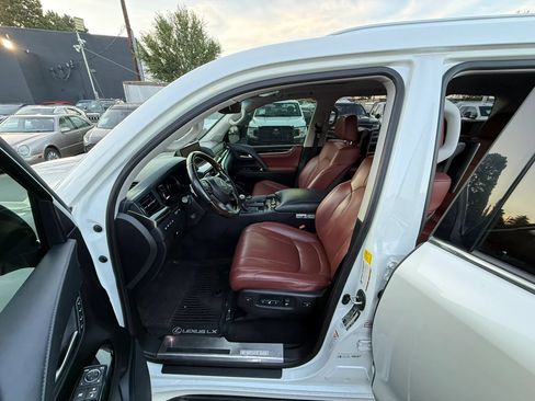 Used 2017 Lexus LX 570 4WD image 16