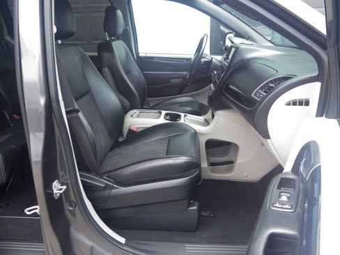 Used 2019 Dodge Grand Caravan SXT image 10