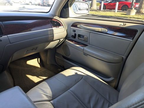 Used 2005 Lincoln Town Car Signature Limited image 16
