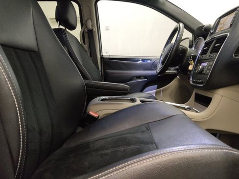 Used 2017 Dodge Grand Caravan SXT w/ Driver Convenience Group FWD image 21