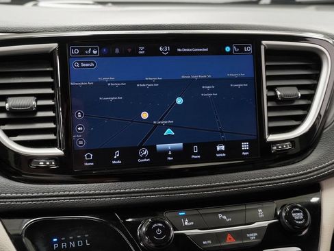 Used 2024 Chrysler Pacifica Limited FWD image 33