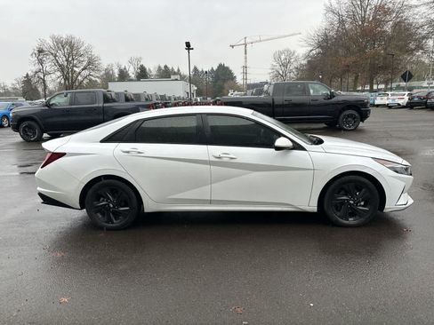 Used 2021 Hyundai Elantra SEL w/ Convenience Package image 4