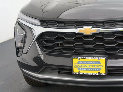 Certified 2025 Chevrolet Trax LT w/ LT Convenience Package FWD image 9
