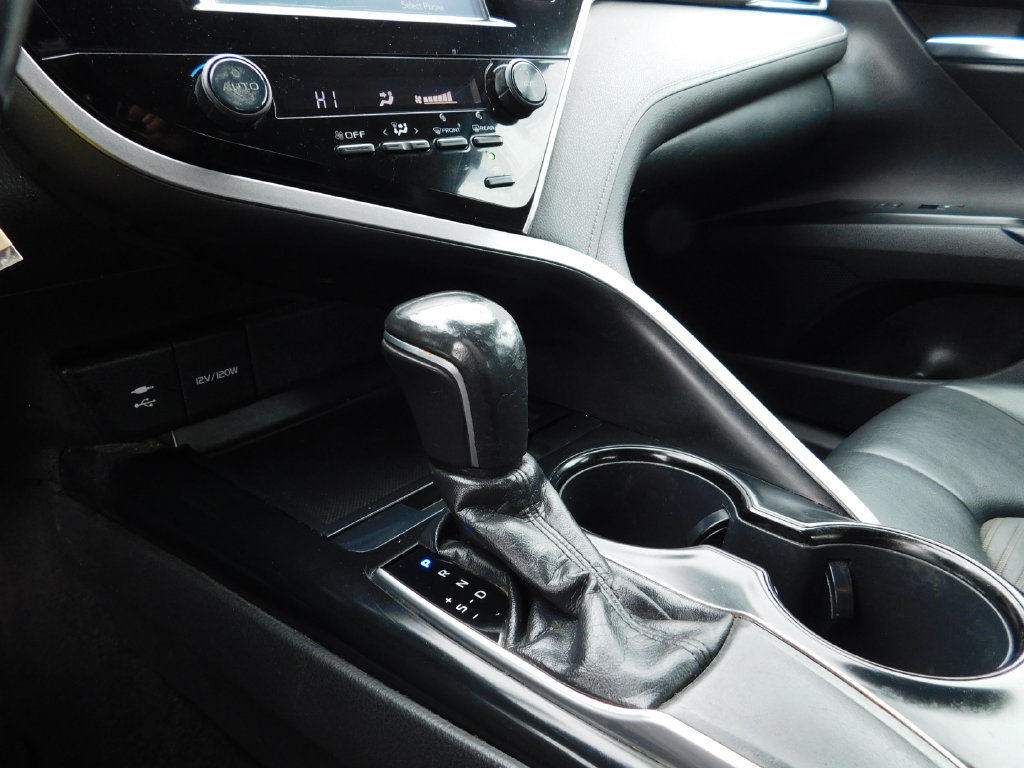 Used 2018 Toyota Camry SE FWD image 19