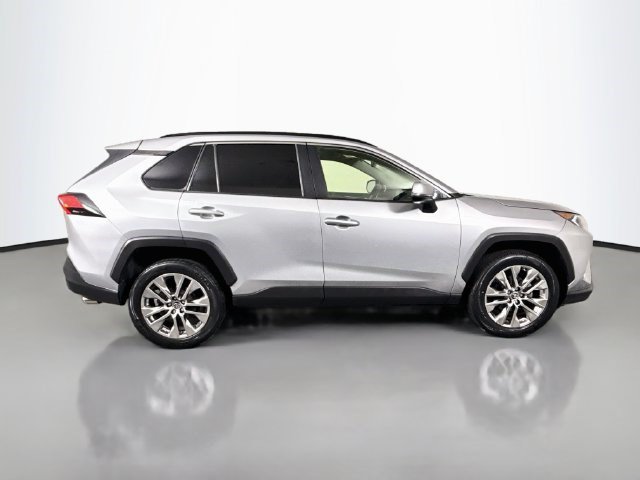 Used 2019 Toyota RAV4 XLE Premium FWD image 11