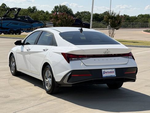 Used 2024 Hyundai Elantra SE FWD image 4