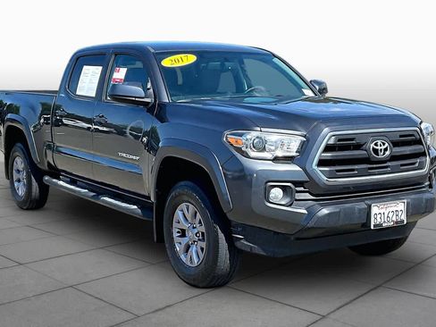 Used 2017 Toyota Tacoma SR5 AWD/4WD image 2