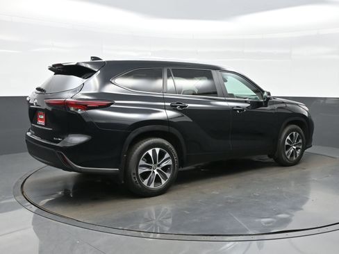 Used 2024 Toyota Highlander XLE AWD/4WD image 6