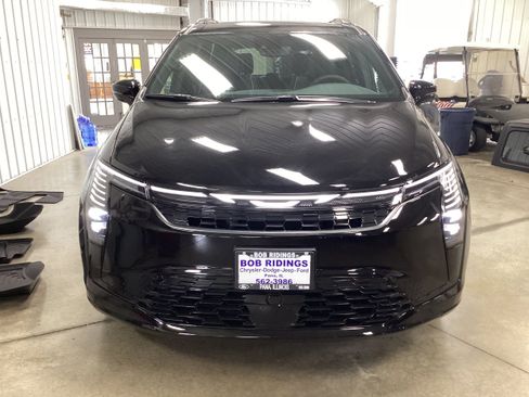 New 2027 Chrysler Pacifica Limited AWD/4WD image 9