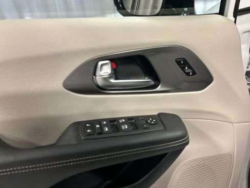 Used 2024 Chrysler Pacifica Touring-L image 14
