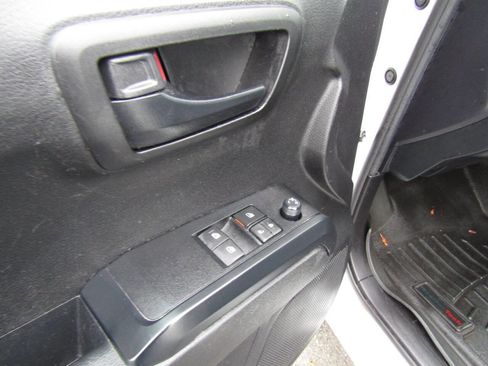 Used 2021 Toyota Tacoma SR RWD image 22